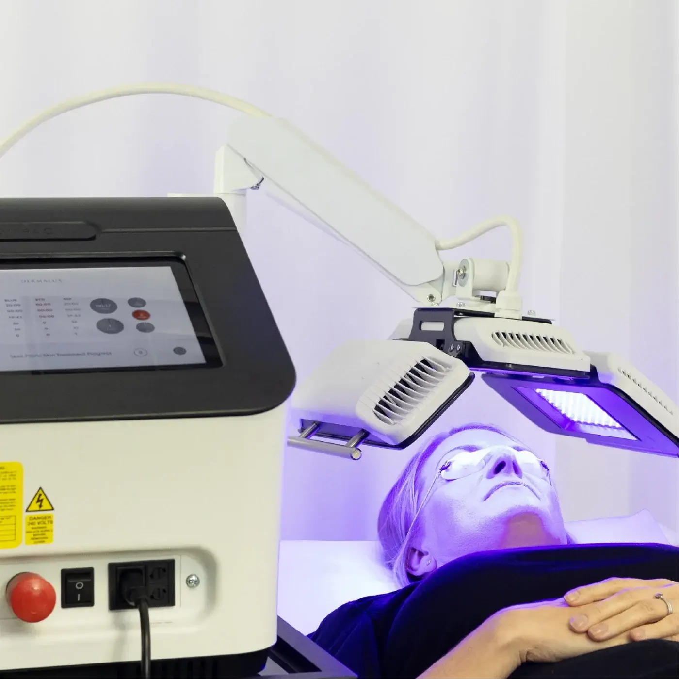 Compact Lite konsolu ve eklemli kolu klinik ortamında